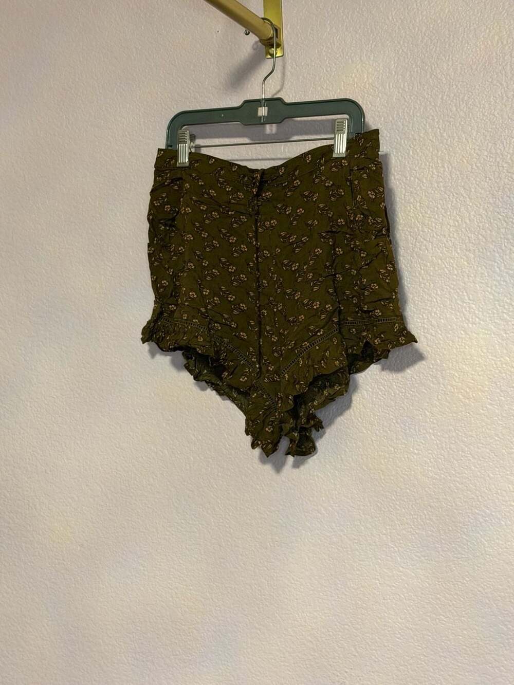 Olivaceous Floral Ruffle Shorts Size M Green